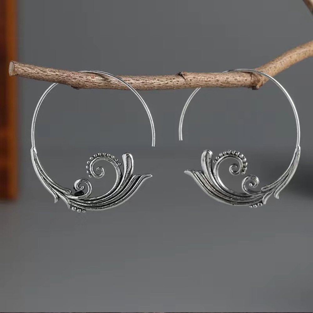 Exquisite Silver Hoop Embellished With Delicate Carved Leaf Vintage Hoops - Picture 4 of 6